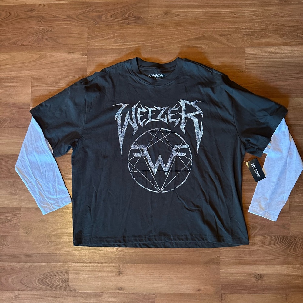 Hot Topic Dark Gray & White Graphic Long Sleeve Tee